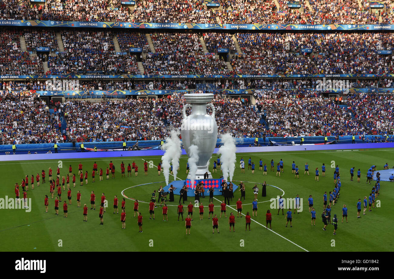 Abschlussfeier auf dem Platz vor dem Finale der UEFA Euro 2016 im Stade de France, Paris. Stockfoto
