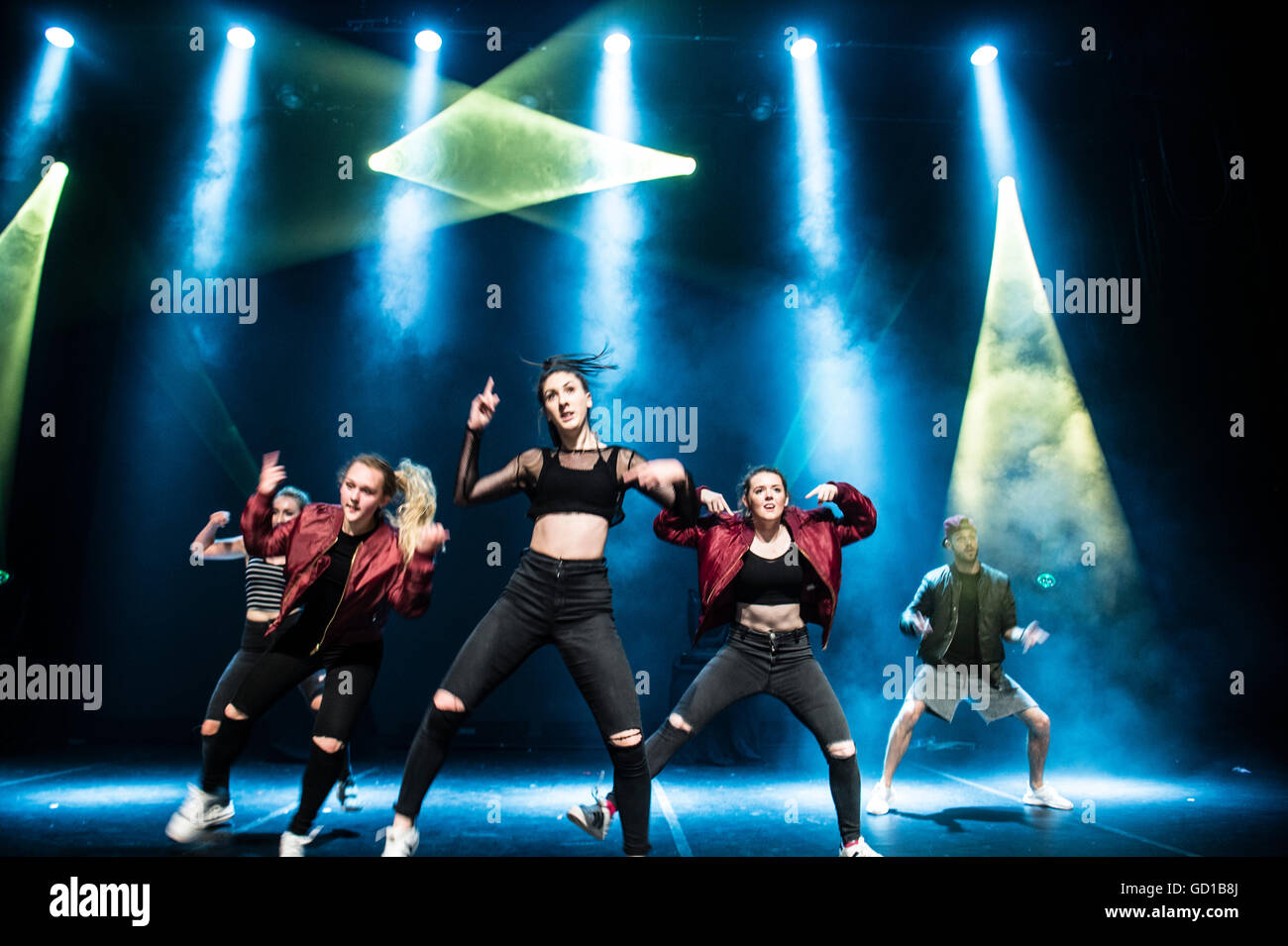 Eine Gruppe von Teenager-Mädchen Tänzerinnen in einer Vitrine choreografierte Tänze auf der Bühne im Kunstzentrum Aberystwyth, Wales UK Stockfoto