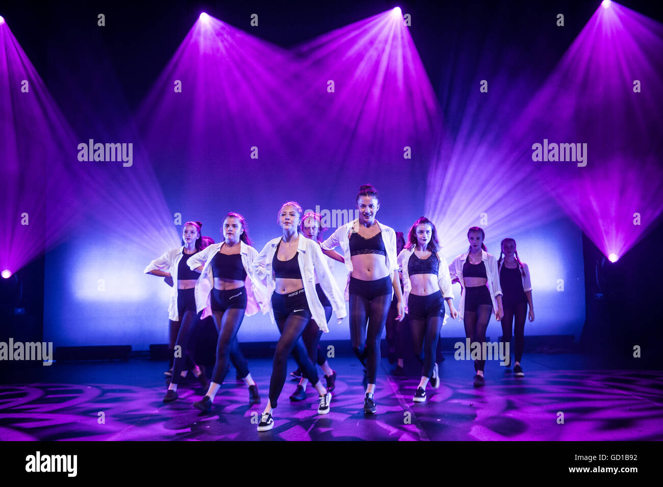 Eine Gruppe von Teenager-Mädchen Tänzerinnen in einer Vitrine choreografierte Tänze auf der Bühne im Kunstzentrum Aberystwyth, Wales UK Stockfoto