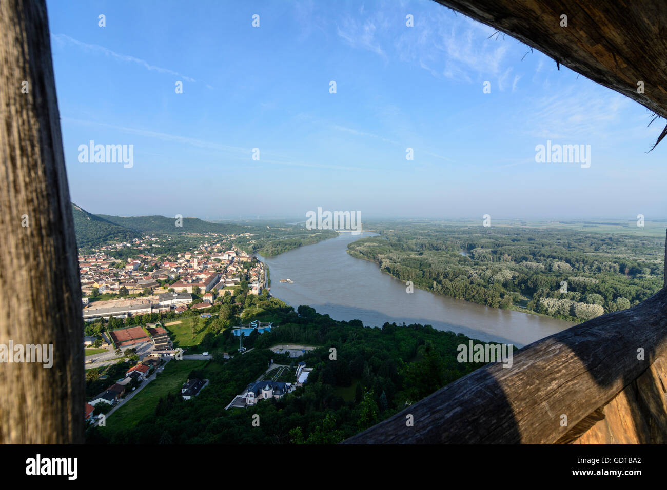Hainburg an der Donau: Blick vom Braunsberg von der Rekonstruktion eines keltischen Wachturm auf der Donau bei Überschwemmungen, Hainbur Stockfoto