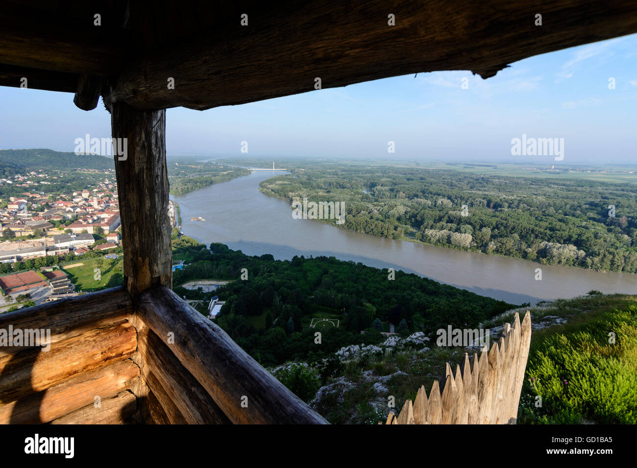 Hainburg an der Donau: Blick vom Braunsberg von der Rekonstruktion eines keltischen Wachturm auf der Donau bei Überschwemmungen, Hainbur Stockfoto
