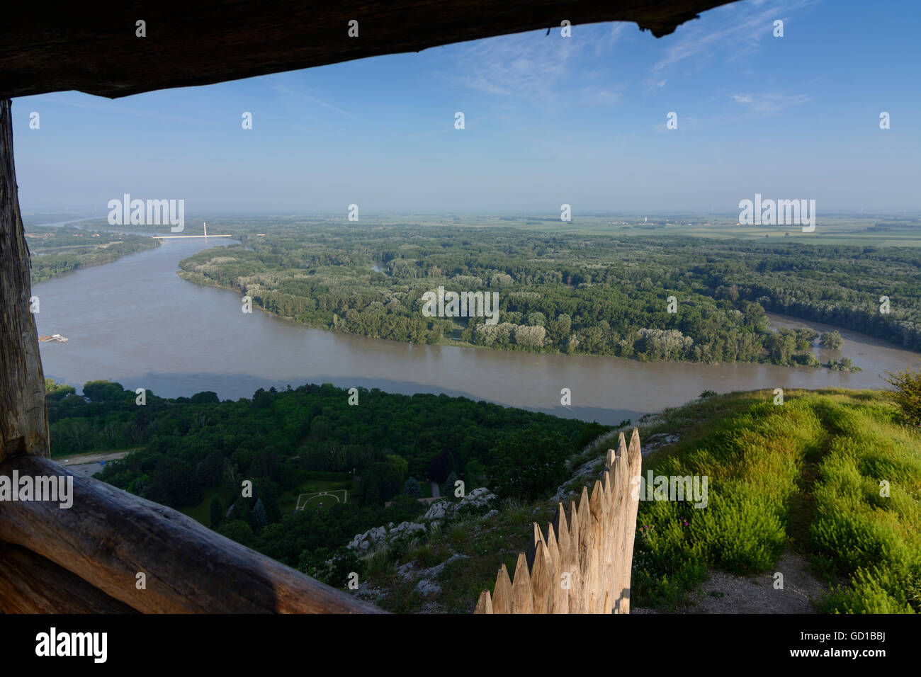 Hainburg an der Donau: Blick vom Braunsberg von der Rekonstruktion eines keltischen Wachturm auf der Donau bei Überschwemmungen und der A Stockfoto