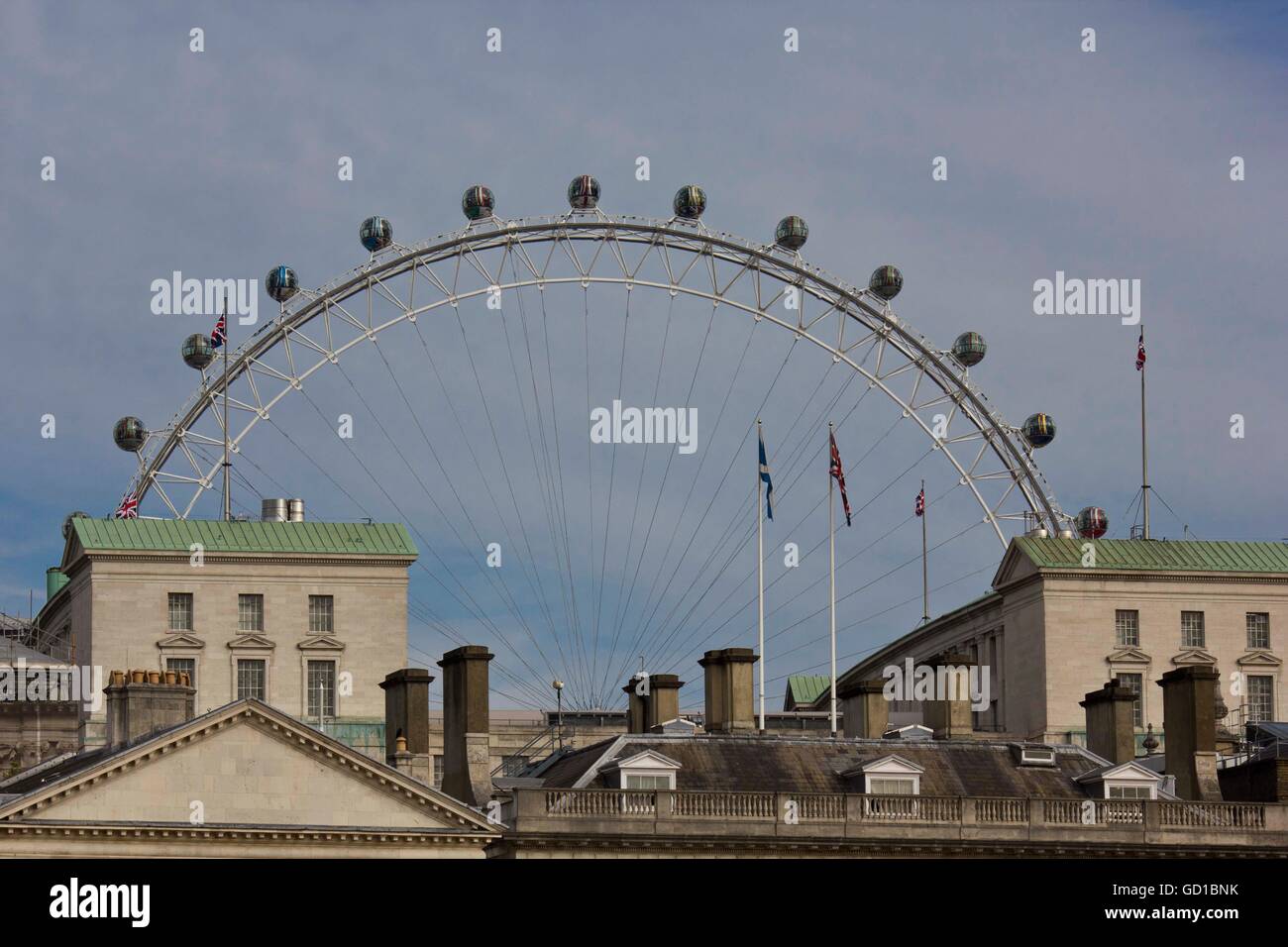 LONDON, Vereinigtes Königreich - 11. September 2015: Dach schließen sich die Horse Guard-Palast in London mit dem Millennium Wheel in der Stockfoto