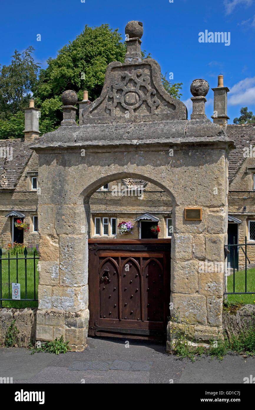 Torbogen am Eingang zum Armenhäuser Kirche Straße Chipping Norton Cotswolds UK Stockfoto