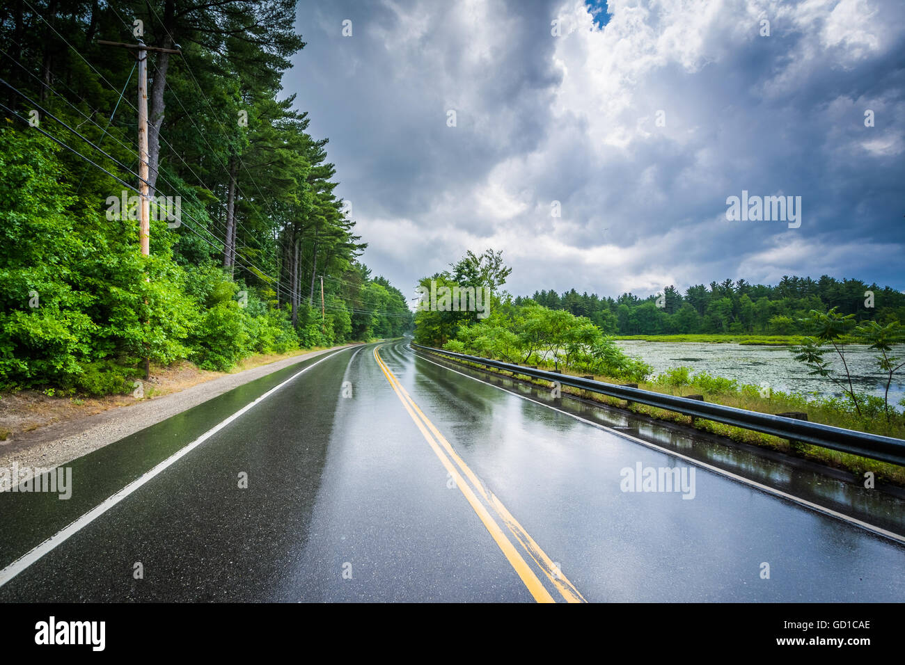 Die Londonderry Turnpike und den Massabesic See nach einem Sommergewitter in Manchester, New Hampshire. Stockfoto
