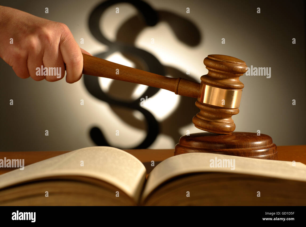 Hammer, Gesetzbuch Buch und ein Abschnitt-symbol Stockfoto