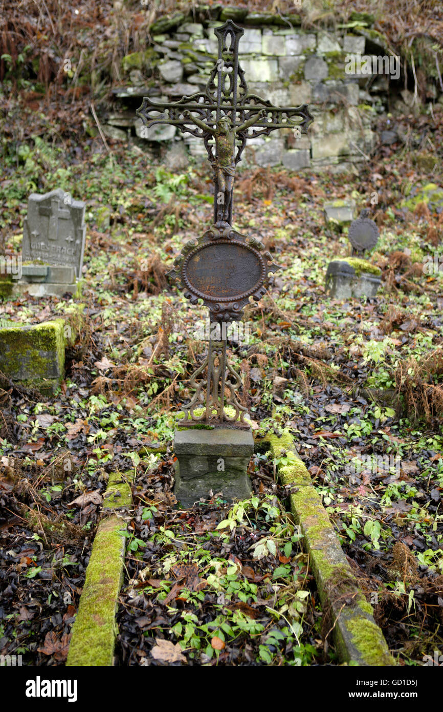 Kreuz auf einem Grab, verlassenen Friedhof, Joachimsthal, West-Böhmen, Tschechische Republik, Europa Stockfoto