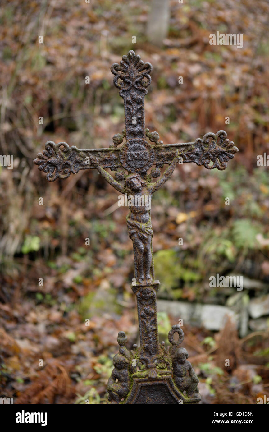 Kreuz auf einem Grab, verlassenen Friedhof, Joachimsthal, West-Böhmen, Tschechische Republik, Europa Stockfoto