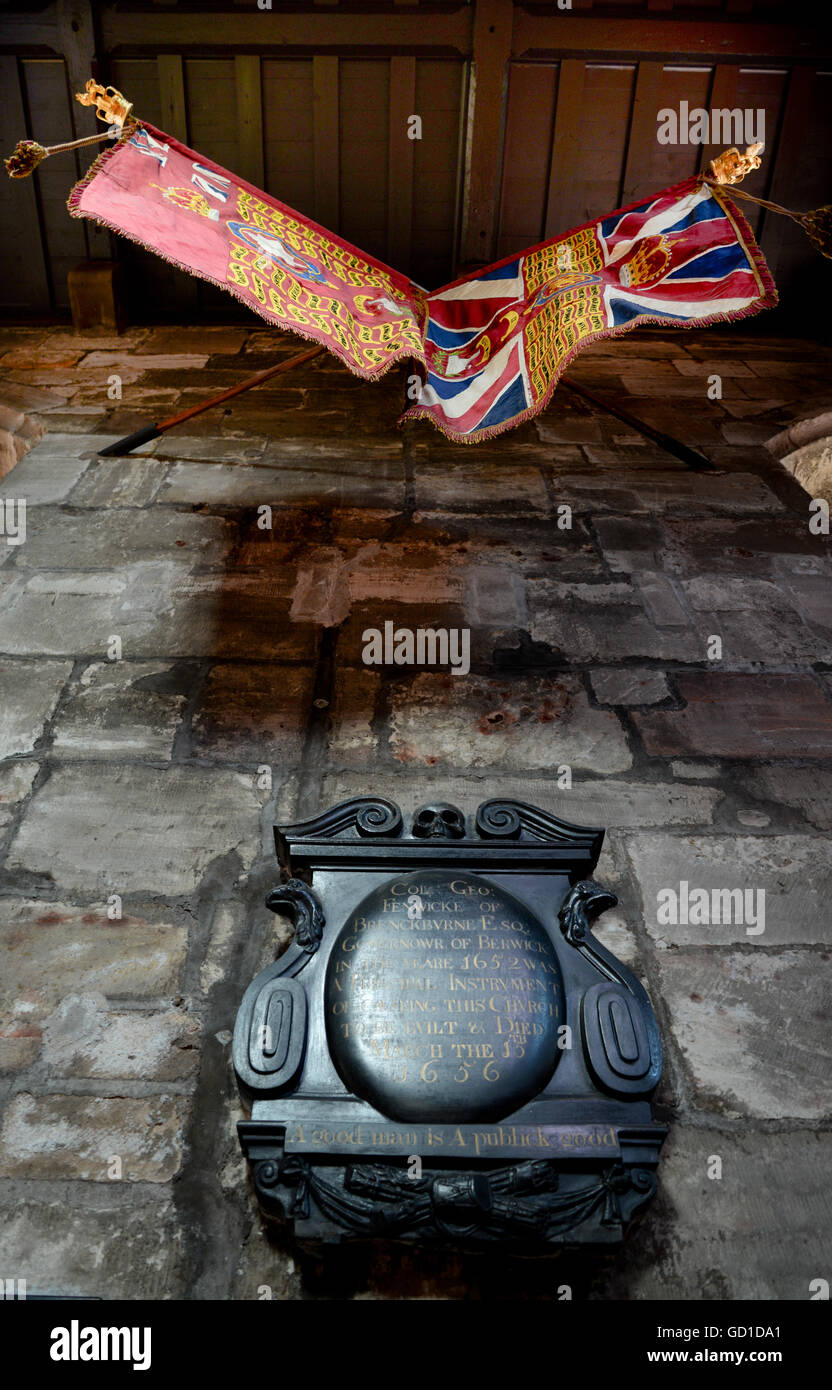 Die Pfarrkirche - Heilige Dreifaltigkeit mit St. Maria, Berwick-upon-Tweed. Die Farben des 2nd Battalion Coldstream Guards Stockfoto