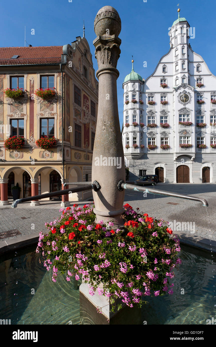Brunnen auf dem Marktplatz mit Steuerhaus Gebäude und Rathaus, Memmingen, Allgäu, Bayern Stockfoto