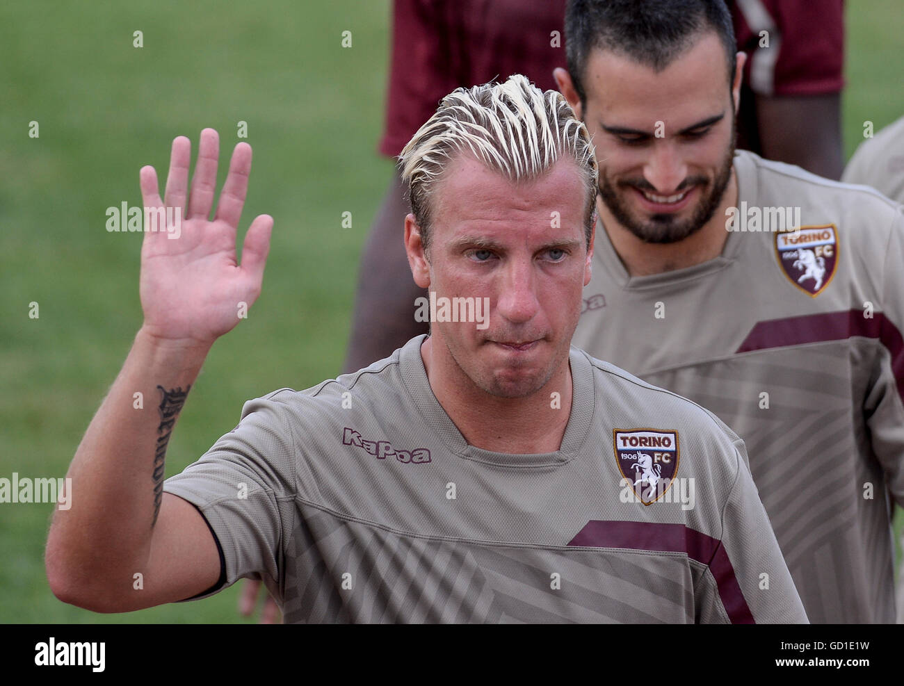 Turin, Italien. 10. Juli 2016. Maxi Lopez jubelt die Anhänger während des ersten Trainings von Torino FC Saison 2016-2017. © Nicolò Campo/Pacific Press/Alamy Live-Nachrichten Stockfoto