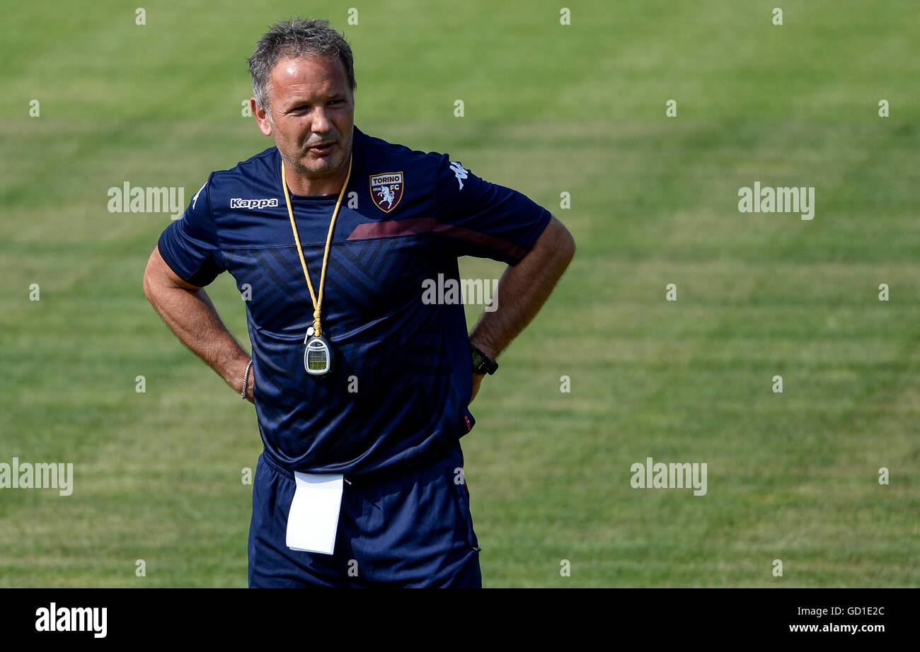 Turin, Italien. 10. Juli 2016. Sinisa Mihajlovic blickt auf während des ersten Trainings von Torino FC Saison 2016-2017. Sinisa Mihajlovic Sinisa Mihajlovic ist der neue Trainer des FC Torino für die kommende Saison. © Nicolò Campo/Pacific Press/Alamy Live-Nachrichten Stockfoto