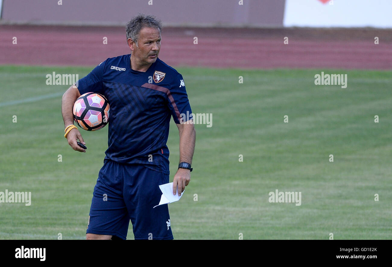 Turin, Italien. 10. Juli 2016. Sinisa Mihajlovic blickt auf während des ersten Trainings von Torino FC Saison 2016-2017. Sinisa Mihajlovic Sinisa Mihajlovic ist der neue Trainer des FC Torino für die kommende Saison. © Nicolò Campo/Pacific Press/Alamy Live-Nachrichten Stockfoto