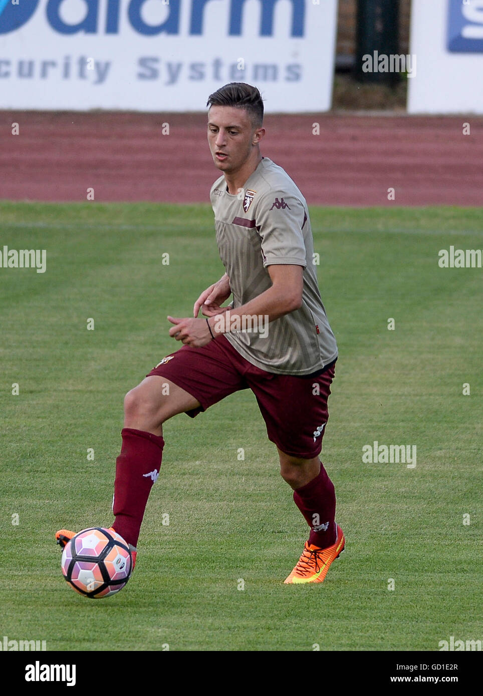 Turin, Italien. 10. Juli 2016. Antonio Barreca in Aktion während des ersten Trainings von Torino FC Saison 2016-2017. Antonio Barreca wuchs in der Jugendmannschaft von Torino und in den letzten beiden Saisons spielte er in AS Cittadella und Cagliari Calcio ausgeliehen. © Nicolò Campo/Pacific Press/Alamy Live-Nachrichten Stockfoto