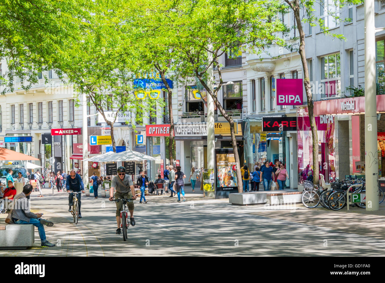 Radfahrer und Menschen beim Einkaufen in der Mariahilferstraße, Straße in Wien, Österreich Stockfoto