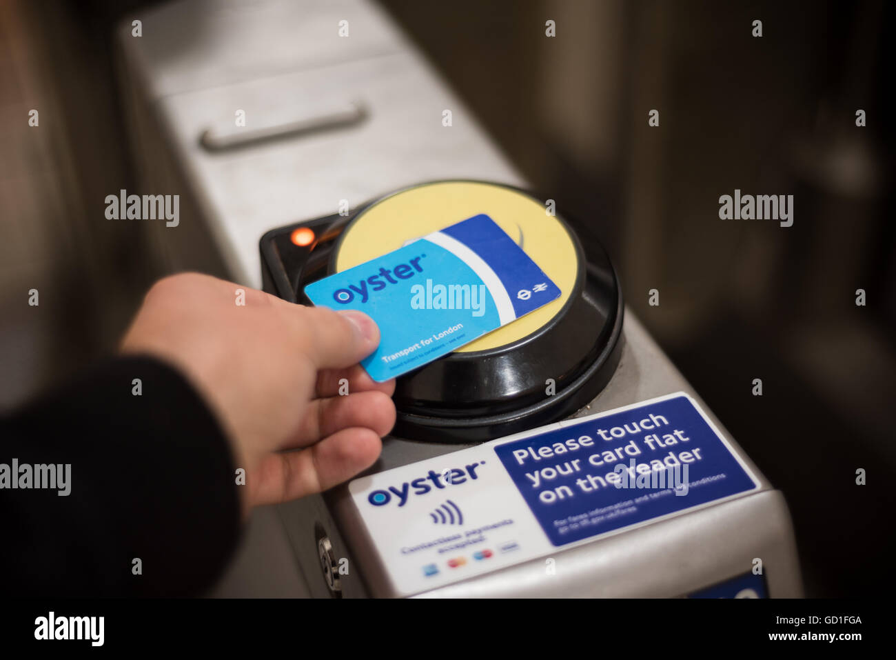 London, Juni 2016. In- und out-eine Oyster-Karte auf ein Lesegerät zu berühren. Stockfoto