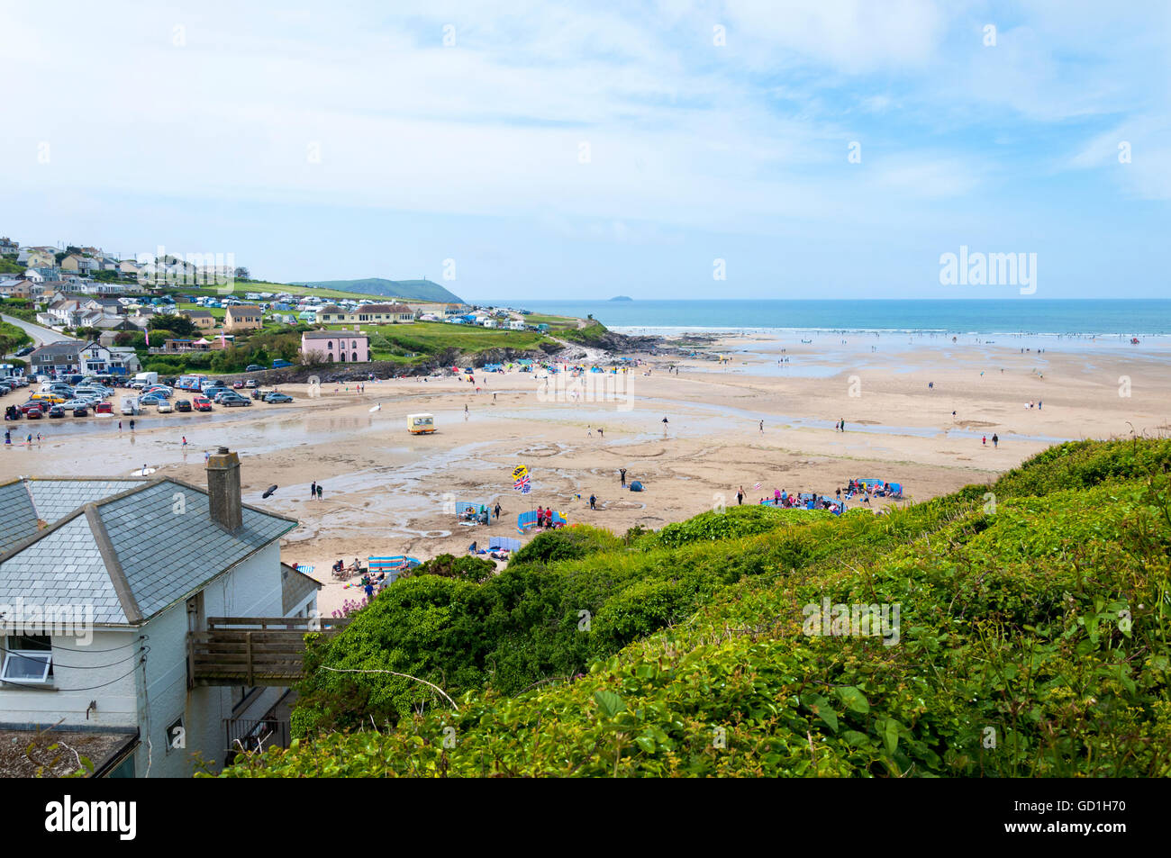 Urlauber auf Polzeath Strand, Cornwall, England, UK Stockfoto
