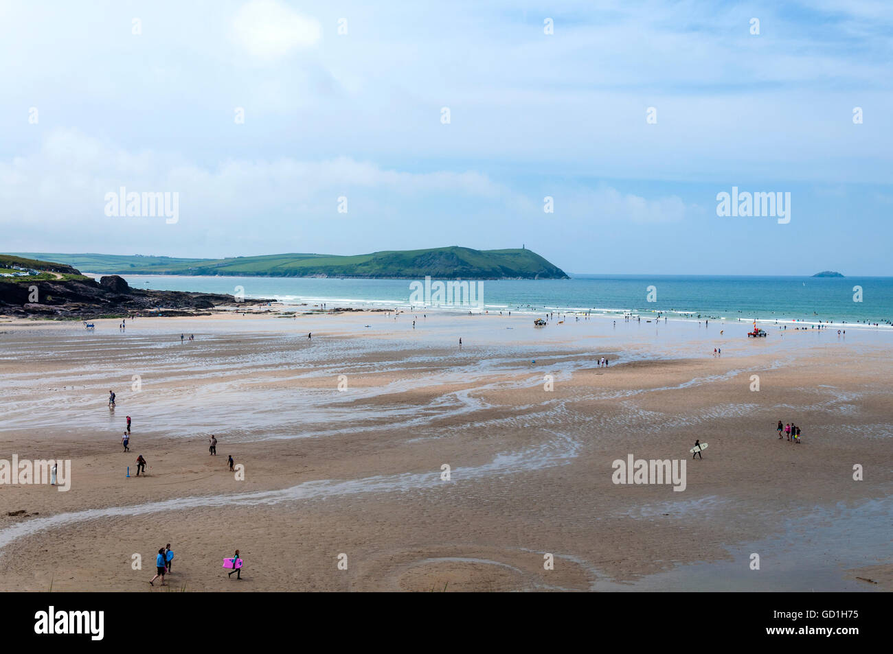 Urlauber auf Polzeath Strand, Cornwall, England, UK Stockfoto