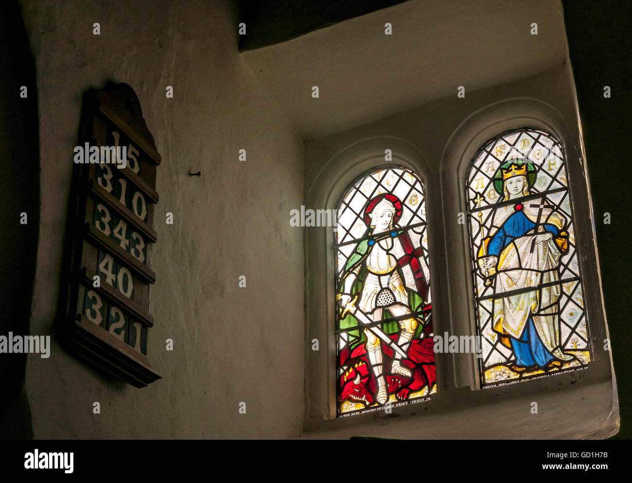 Kirche von England, Hymnboard und Glasmalerei-Fenster, Somerset, UK Stockfoto