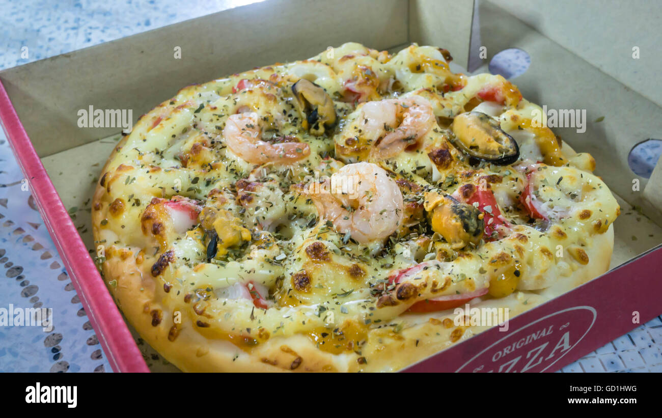 Frische Pizza in Karton auf Tabelle closeup Stockfoto