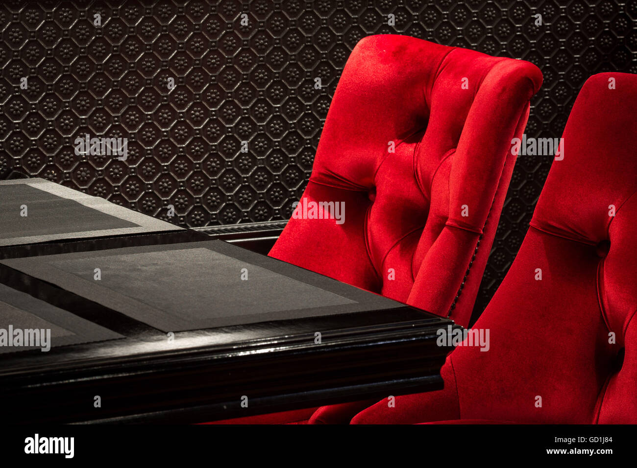 Roten Samtstühlen und schwarzen Tisch Stockfoto