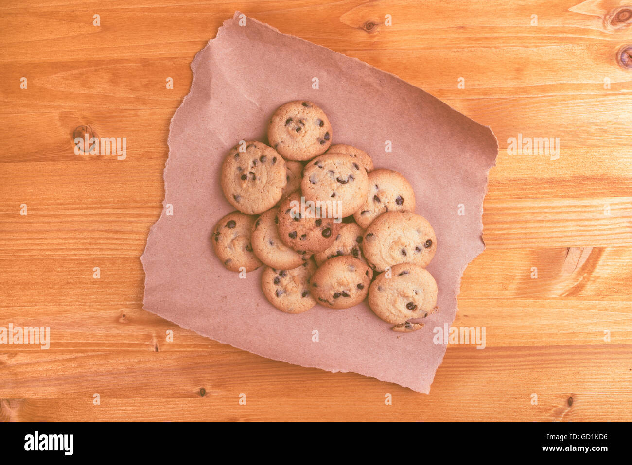 Süße hausgemachte amerikanische Schokoladenkekse auf rustikalen Holztisch, Ansicht von oben Stockfoto