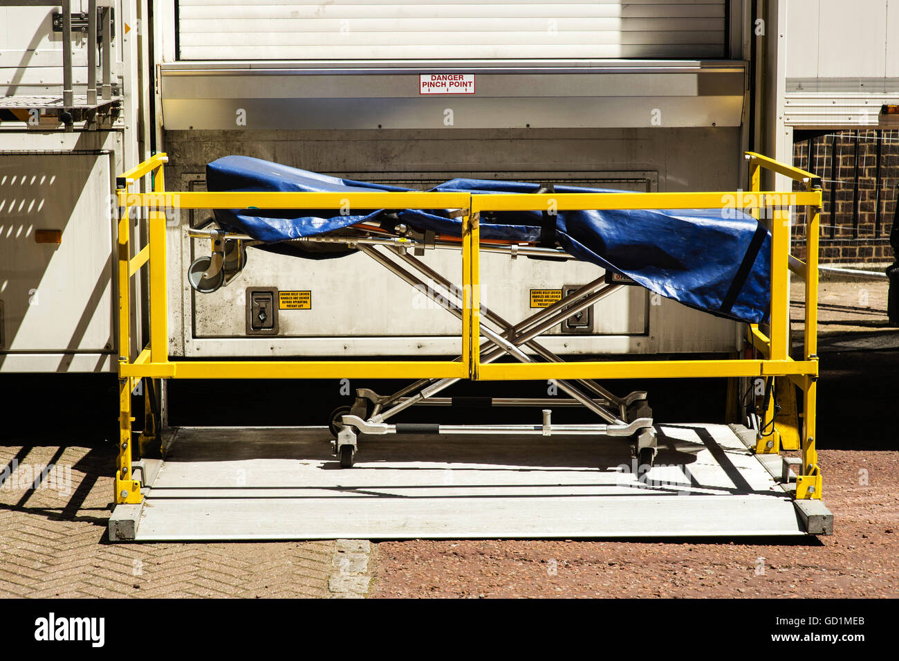 Patient Krankenhaus Trolley außerhalb am kaiserlichen Collage in London durch eine gelbe Stahl Barriere geschützt Stockfoto