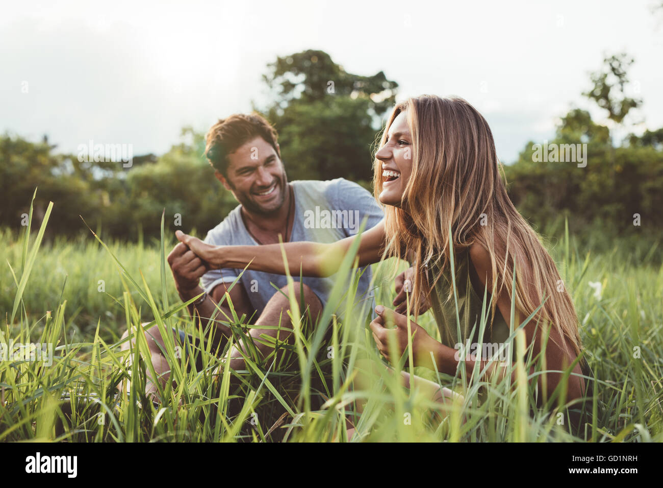 Aufnahme des jungen Liebespaar Spaß im Freien in der Wiese. Mann und Frau genießen einen Tag in der Wiese. Stockfoto