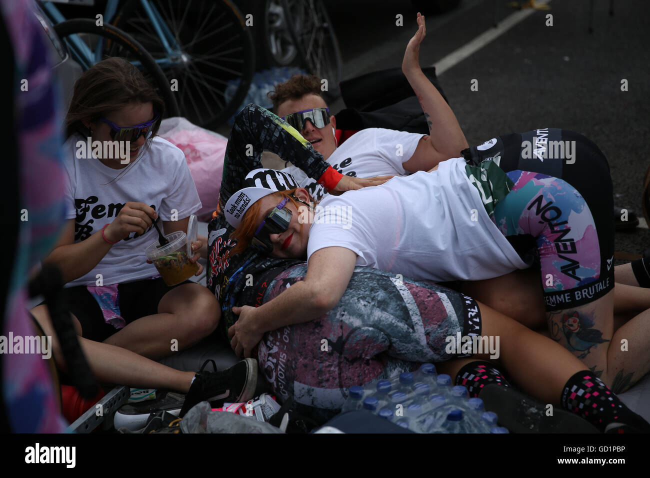 Radsport Team Mädchen Spaß vor dem Rennen Stockfoto