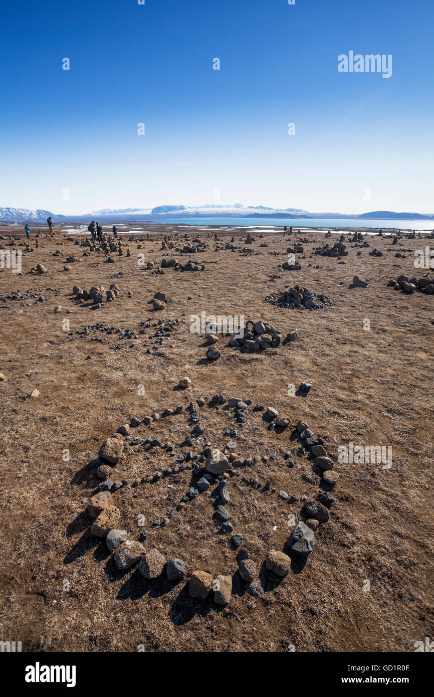 Die tektonischen Platten und Stein Figuren im Thingvellir National Park zu erkunden; Thingvellir, Island Stockfoto