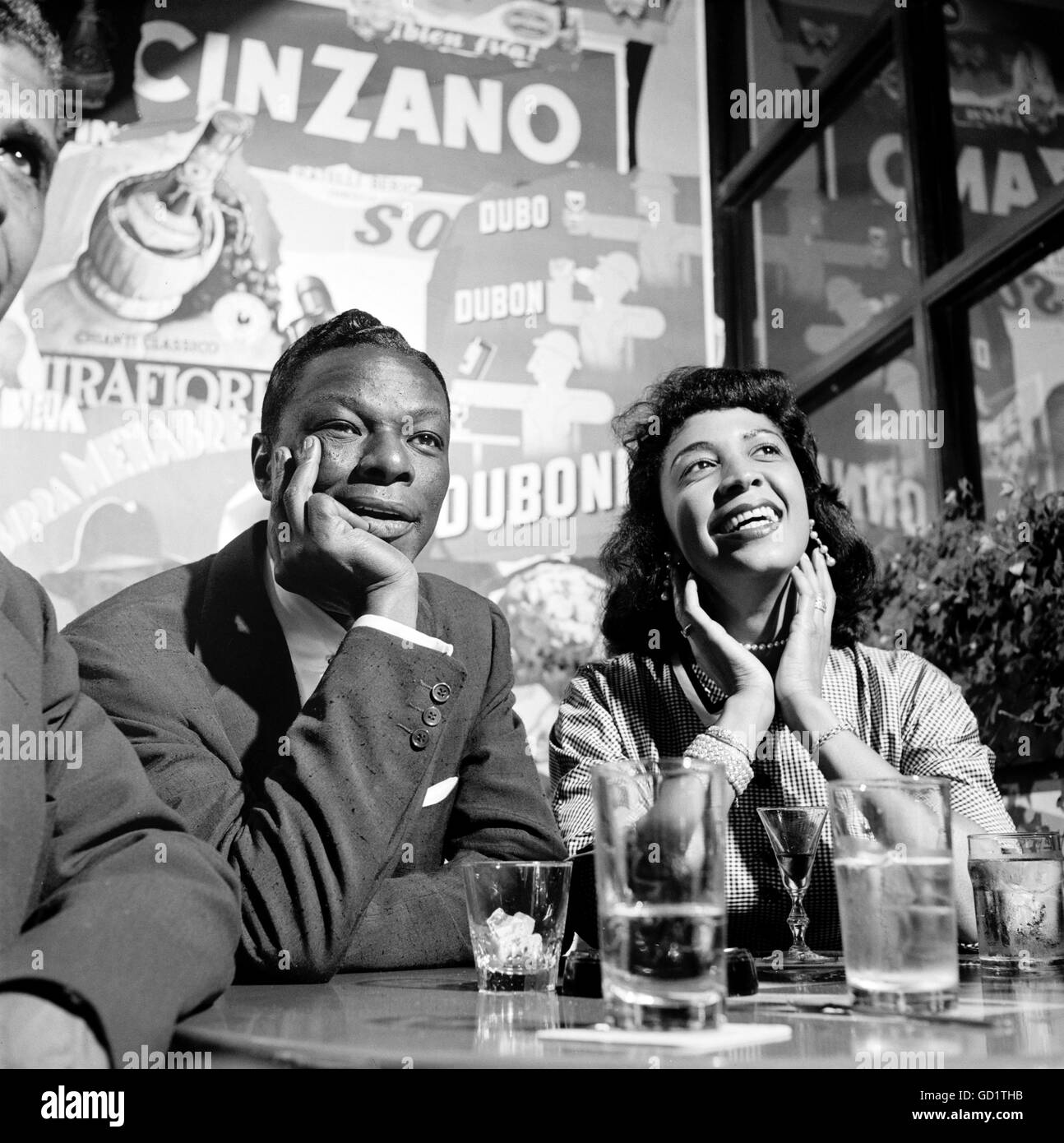 Nat King Cole und seine Frau Maria, genießen Cocktails mit einem Kollegen in Chicago, 1954 Stockfoto