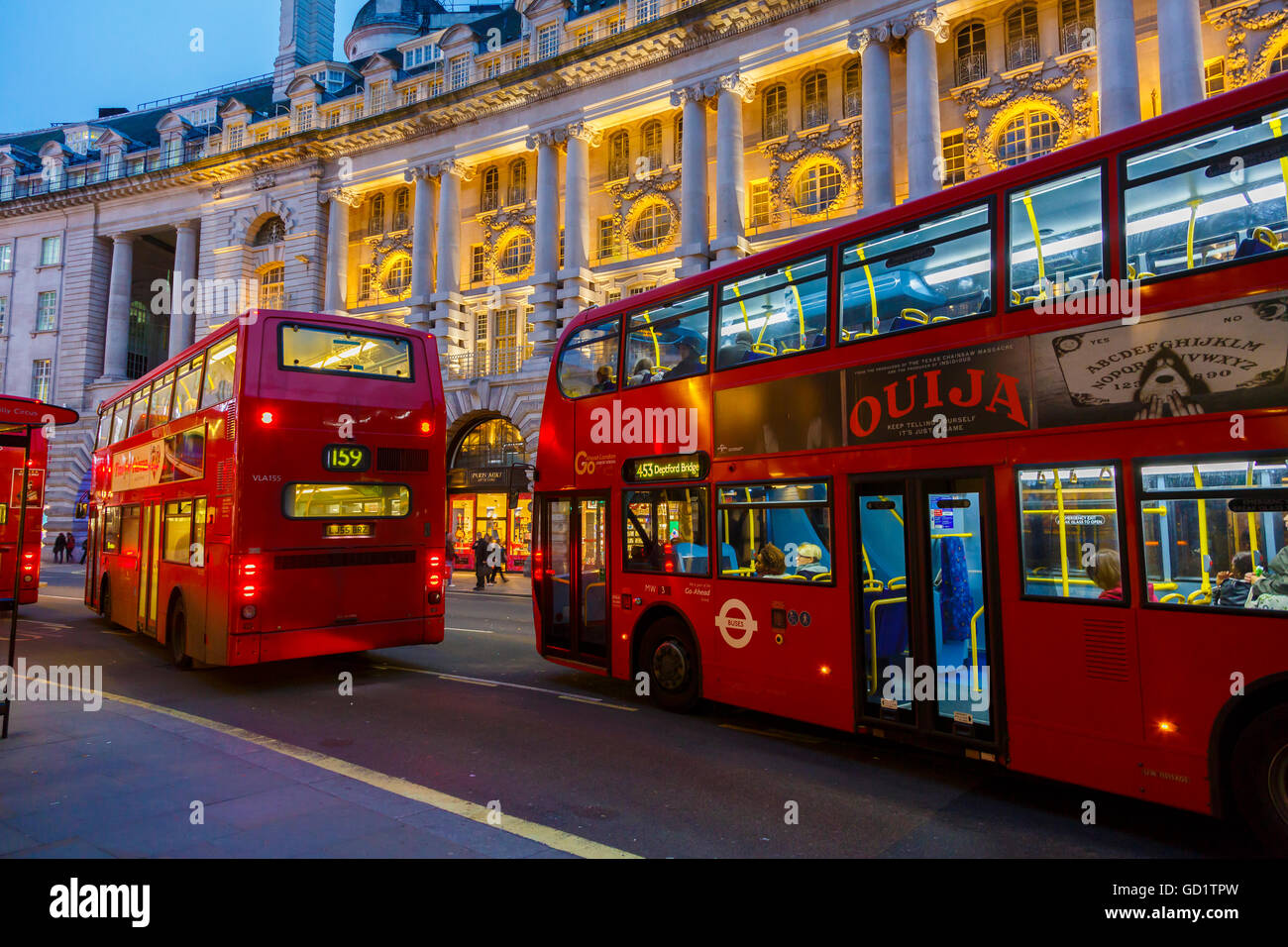 Traditionellen roten Busse. Picadilly Straße. London, England, Vereinigtes Königreich, Europa. Stockfoto