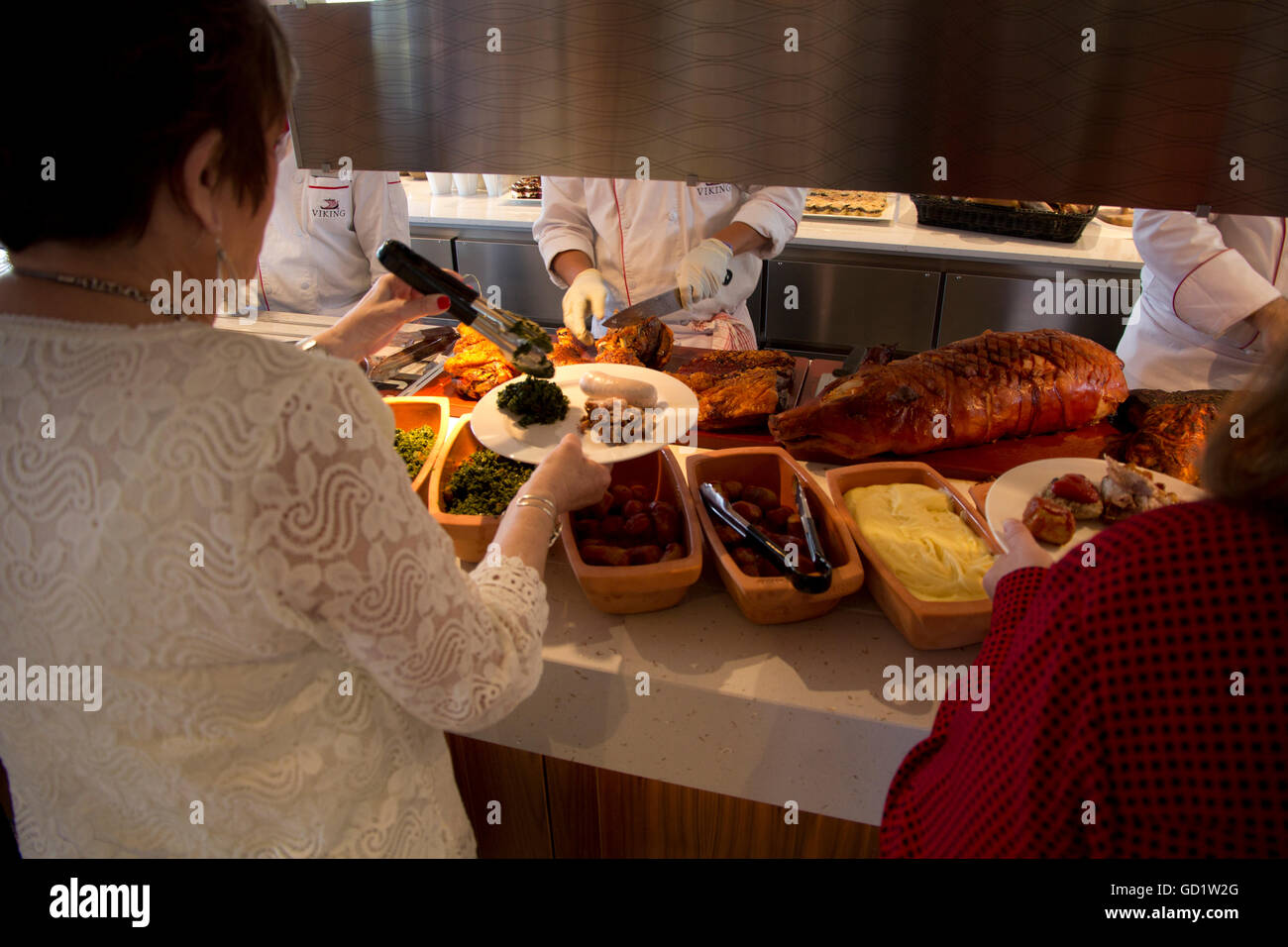 Nach einem Tag in Heidelberg grüßt ein herzhaftes Buffet mit deutschen Viking Alruna Gäste. Stockfoto