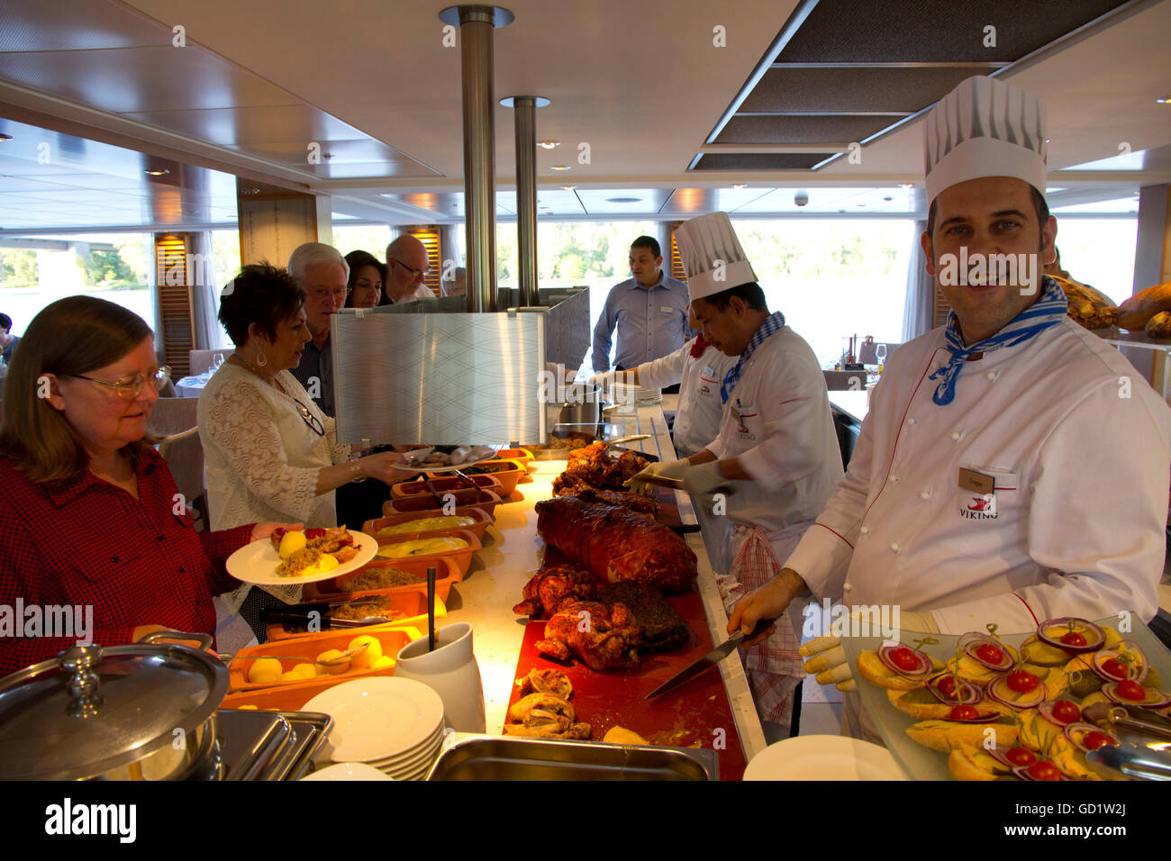 Nach einem Tag in Heidelberg grüßt ein herzhaftes Buffet mit deutschen Viking Alruna Gäste. Stockfoto