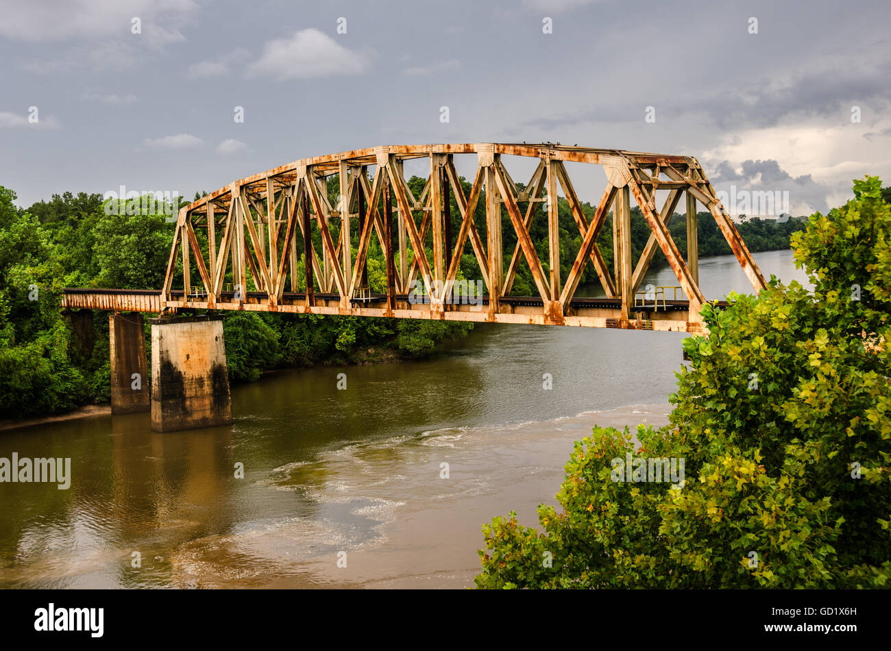 Rostige alte Eisenbahnbrücke überspannt den Chattahoochee River an der Grenze von Georgien/Alabama Stockfoto