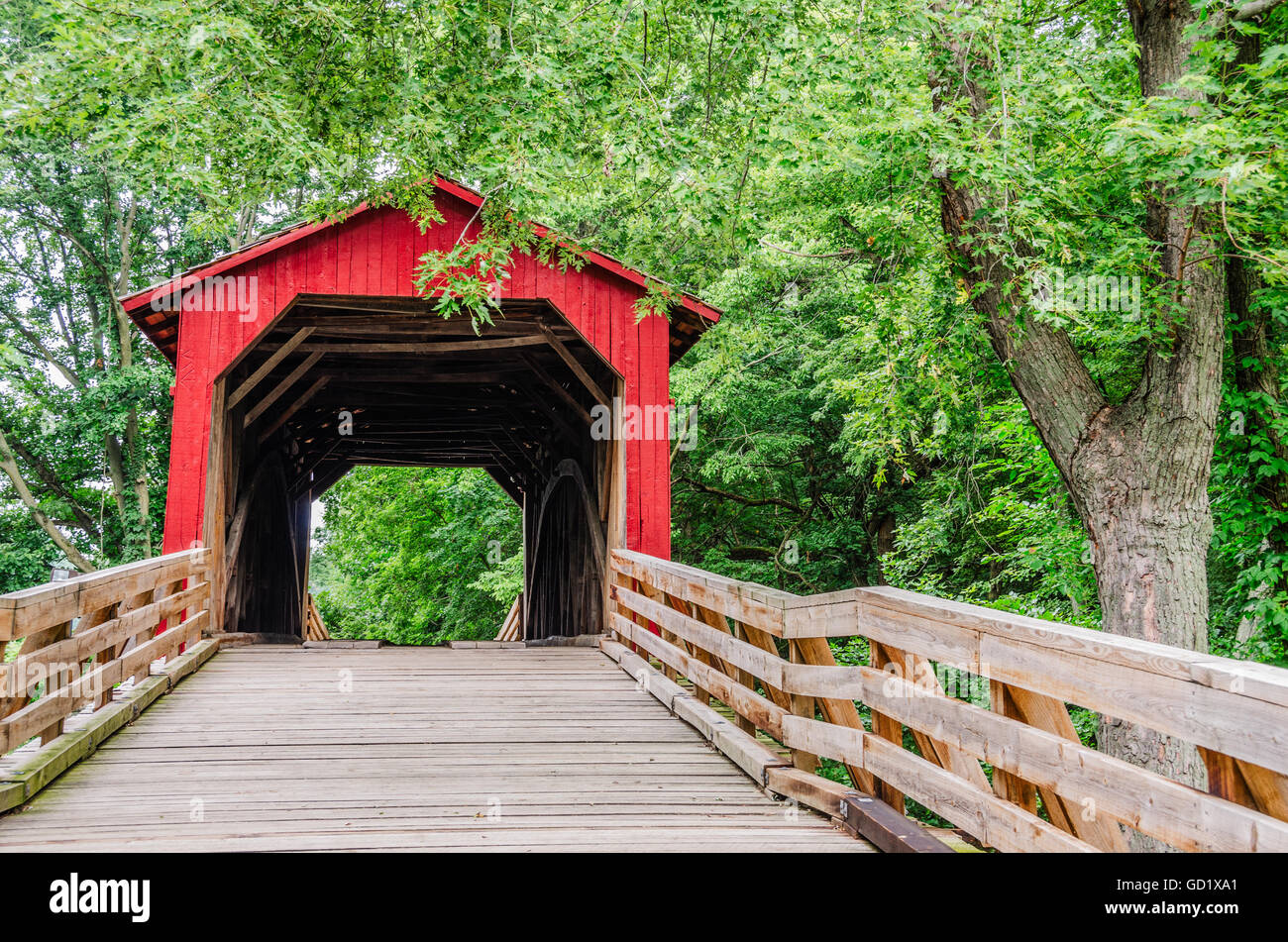 Historischen Burr gedeckte Bogenbrücke über Sugar Creek in Illinois Stockfoto