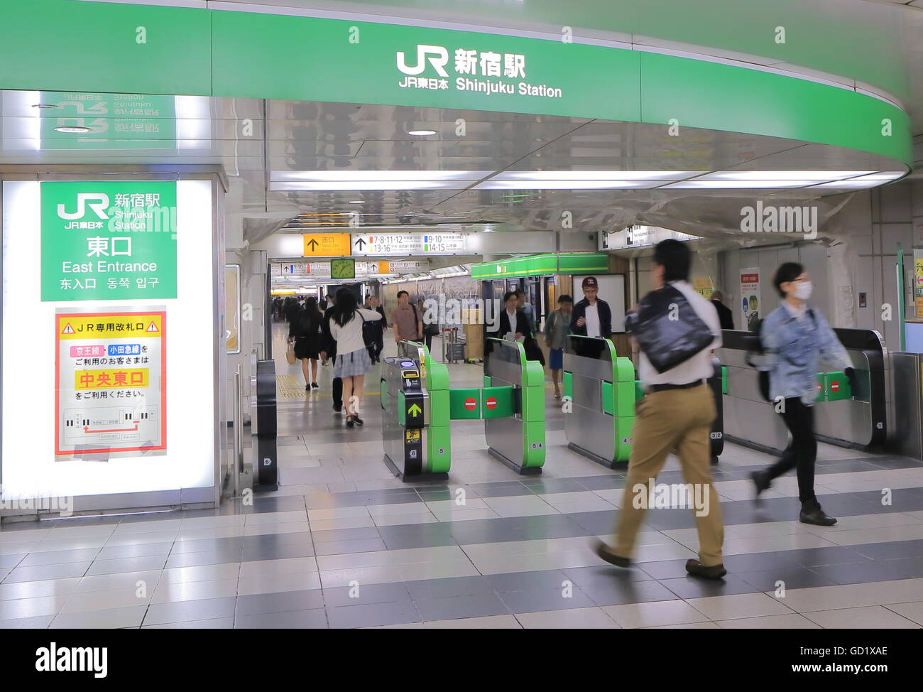 Menschen pendeln am Bahnhof Shinjuku in Tokio. Stockfoto