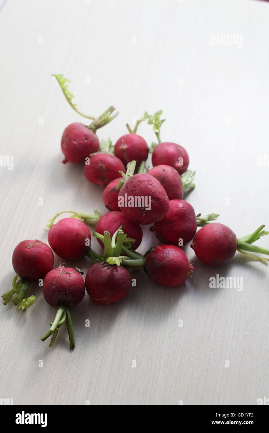 roten Radieschen auf Holzbrett und Tabelle Stockfoto