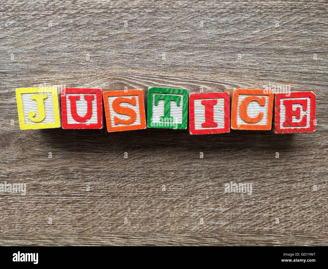 Justiz-Wort geschrieben mit Holz-Block schreiben Spielzeug Stockfoto