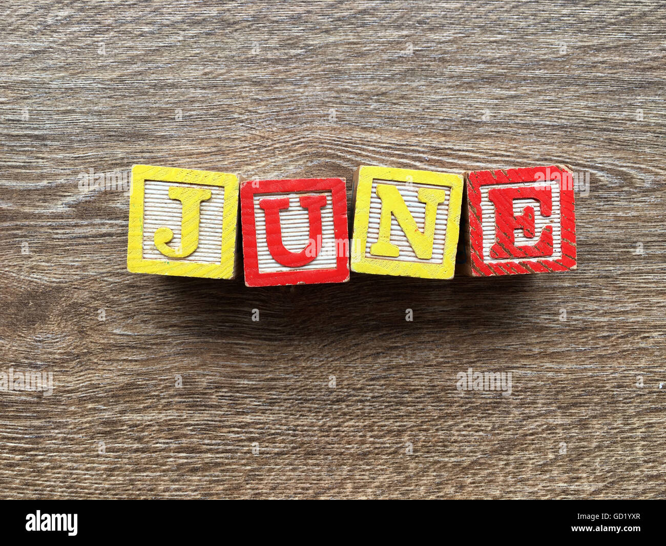 JUNI Wort mit Holzblöcken Buchstaben toyy getan. Es ist der Monat juni im Sommer Stockfoto