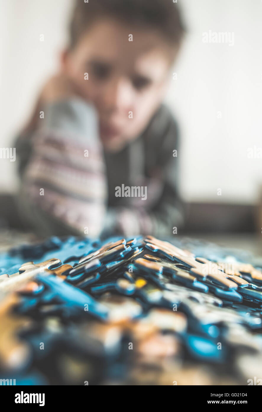 Kind und Puzzle. Stapel-Rätsel Stockfoto