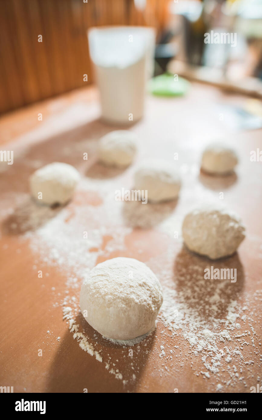 Herstellung von Brot in einer Küche. Kugeln des Teigs Stockfoto