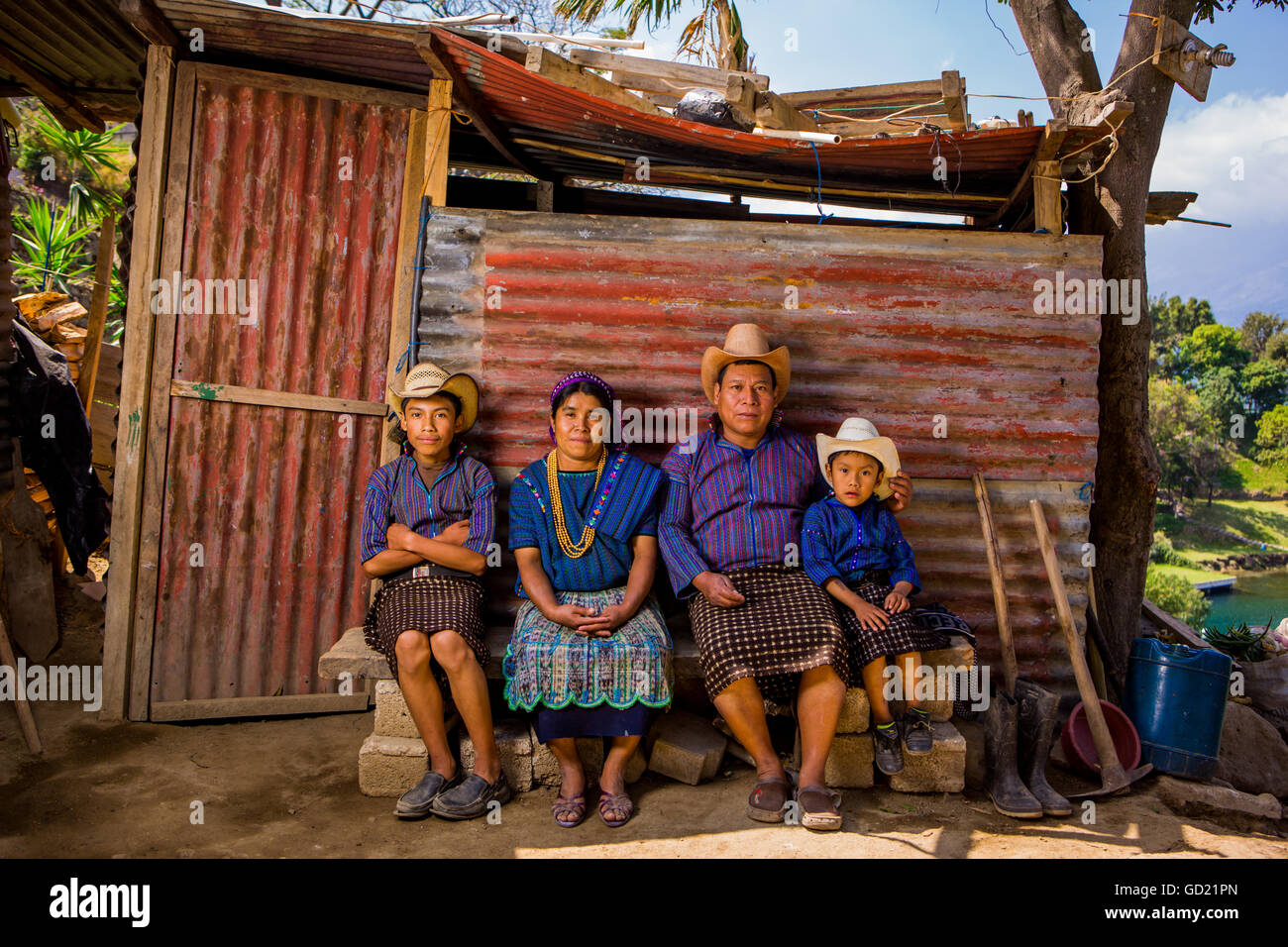 Maya-Familienporträt, Lake Atitlan, Guatemala, Mittelamerika Stockfoto