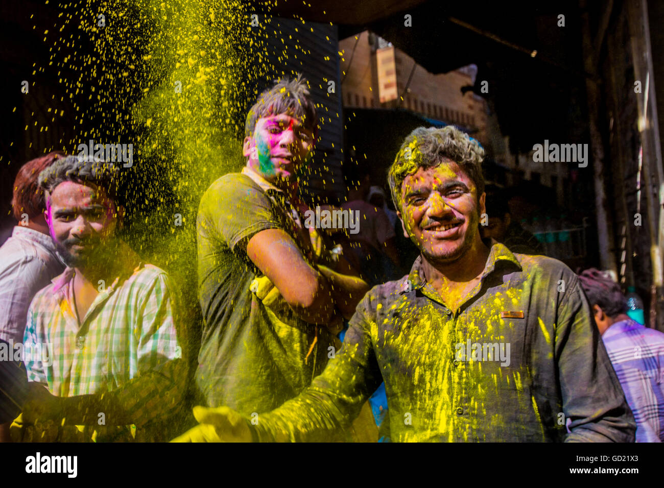 Männer werfen gelbes Pigment, Holi Festival, Vrindavan, Uttar Pradesh, Indien, Asien Stockfoto