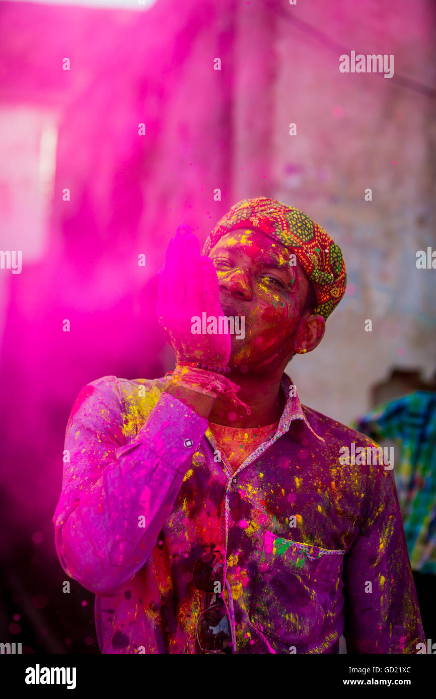 Mann wirft farbige Pigmente, Holi Festival, Vrindavan, Uttar Pradesh, Indien, Asien Stockfoto