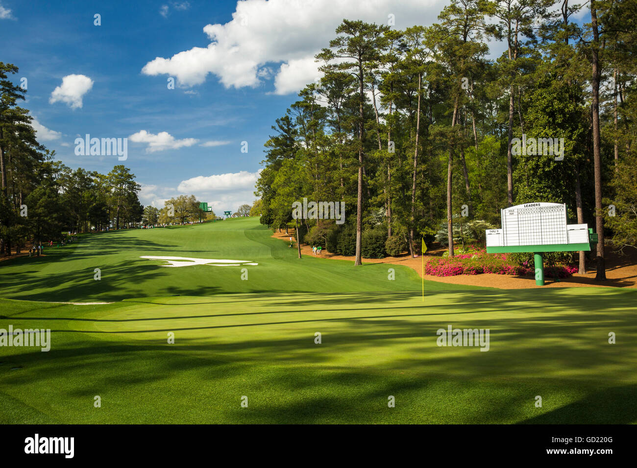 Auf der Suche hinter dem 10. Grün im Augusta National Golf Club während die US Masters in Augusta, Georgia, Vereinigte Staaten von Amerika Stockfoto Auf der Suche hinter dem 10. Grün im Augusta National Golf Club während die US Masters in Augusta, Georgia, Vereinigte Staaten von Amerika Stockfoto