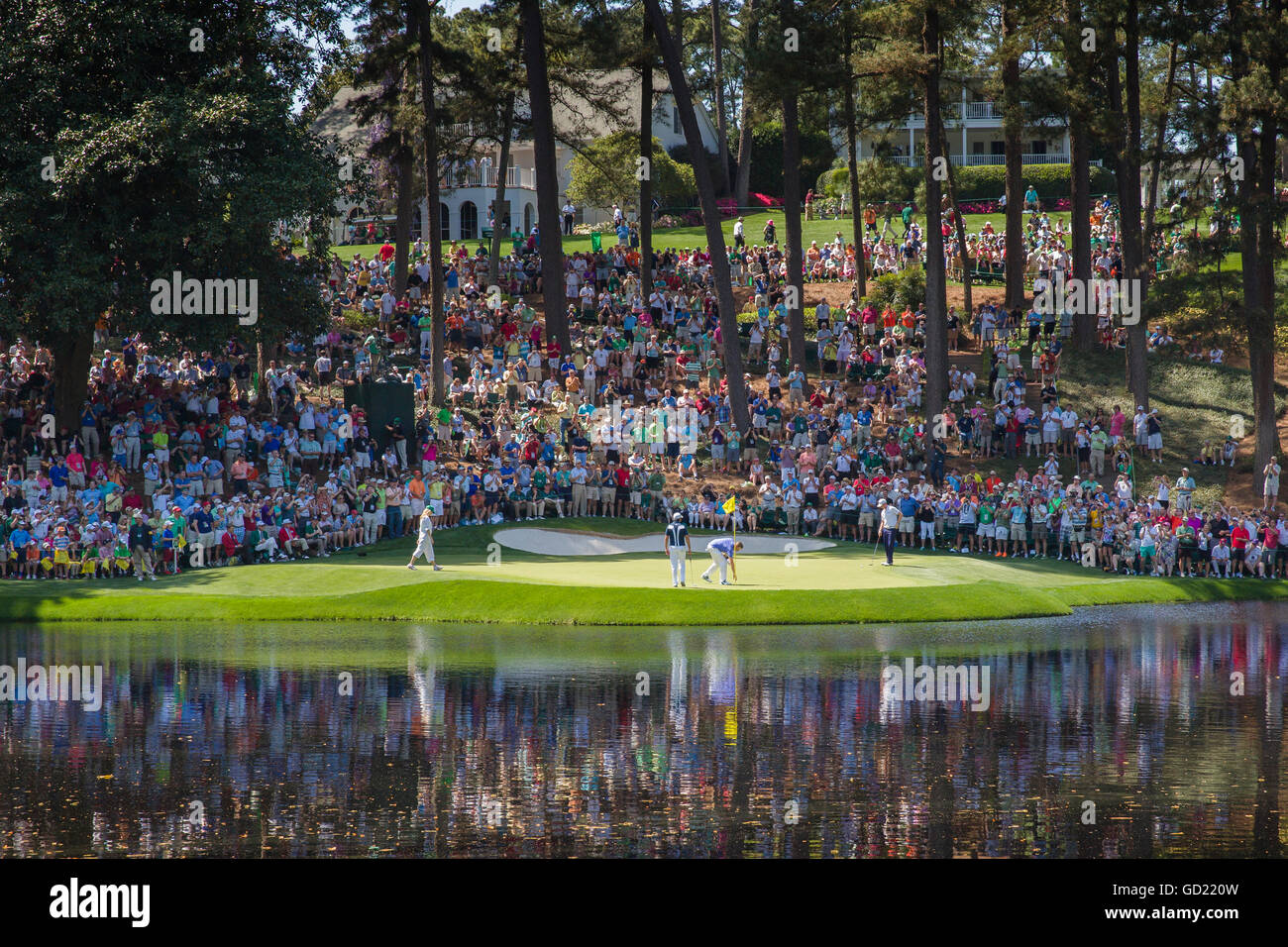 Zuschauern füllen den Hügel hinter dem 9. Grün, wie Spieler ihrer Runde an der Augusta National Golf Club, Augusta, Georgia, USA Ende Stockfoto Zuschauern füllen den Hügel hinter dem 9. Grün, wie Spieler ihrer Runde an der Augusta National Golf Club, Augusta, Georgia, USA Ende Stockfoto