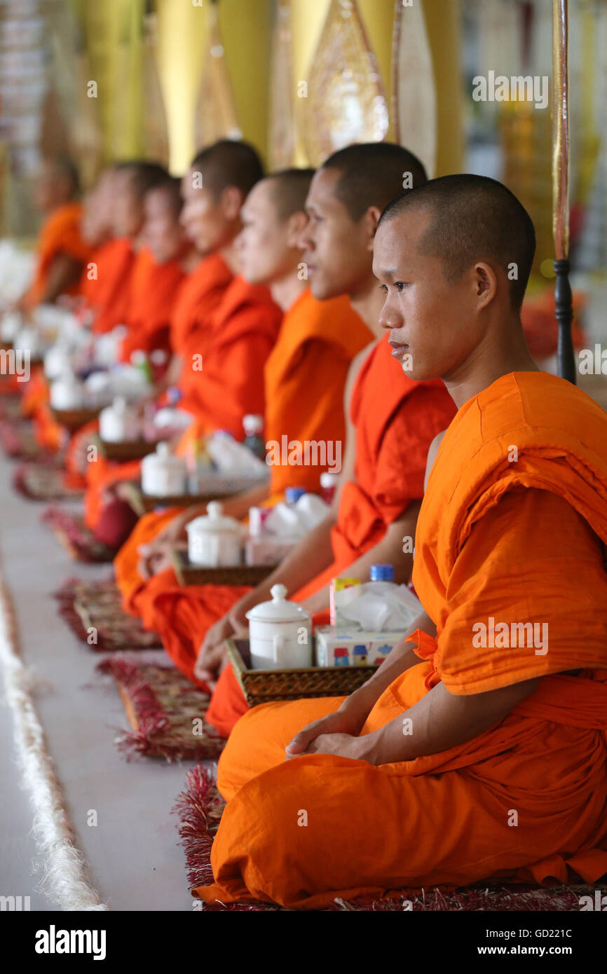 Sitzende buddhistische Mönche singen und Lesen Gebete bei einer Zeremonie, buddhistische Tempel Wat Ong Teu, Vientiane, Laos, Indochina, Asien Stockfoto