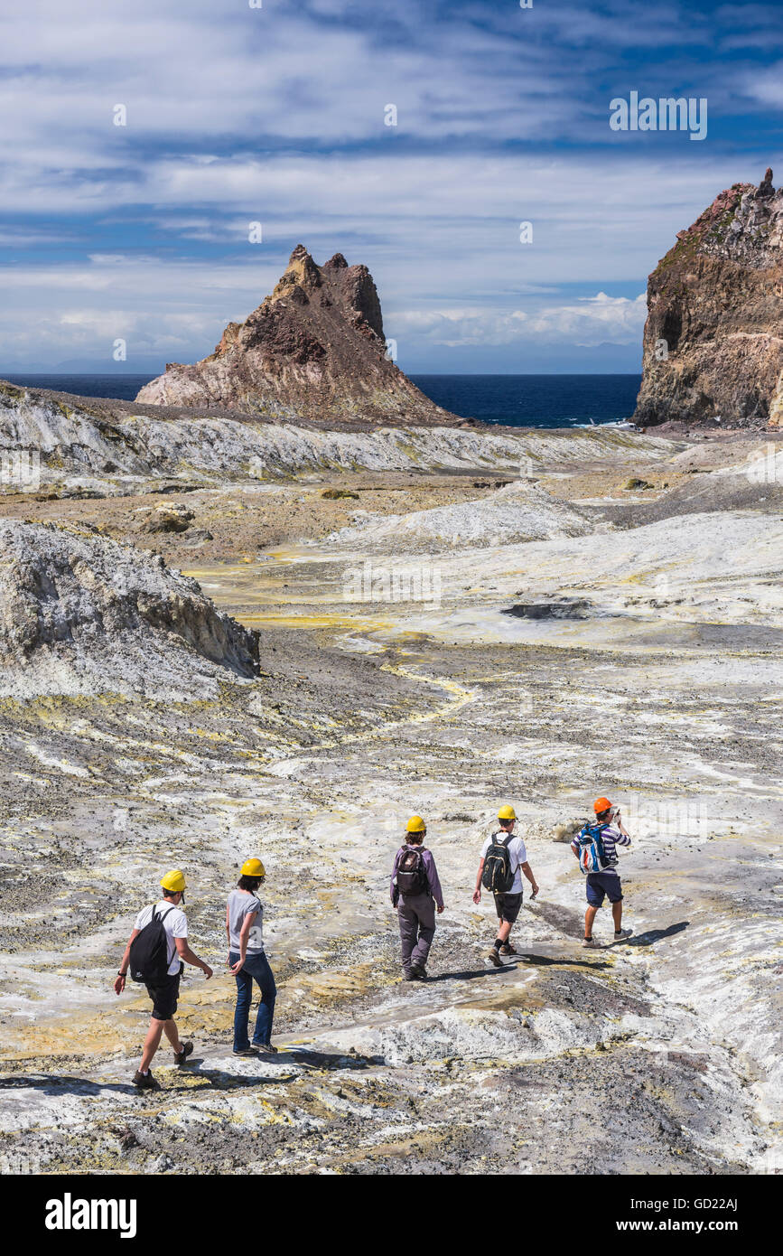 Touristen erkunden Vulkaninsel White Island, ein aktiver Vulkan in der Bay of Plenty, North Island, Neuseeland, Pazifik Stockfoto