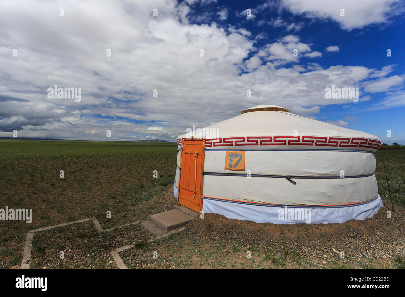 Touristische Ger inmitten von weiten Gobi Landschaft unter blauem Himmel, Gurvan Saikhan Nationalpark, Tsagaan Tolgol, Mongolei Stockfoto